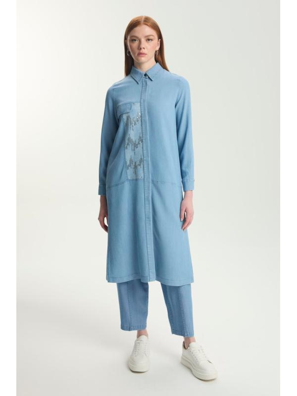 Tunique longue en denim à paillettes T-1572 avec bouton caché Tunique longue en denim à paillettes T-1572 avec bouton caché