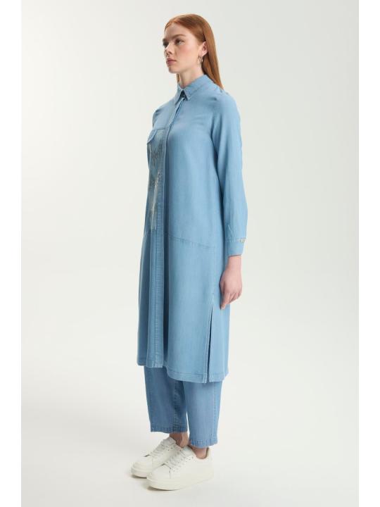 Tunique longue en denim à paillettes T-1572 avec bouton caché Tunique longue en denim à paillettes T-1572 avec bouton caché