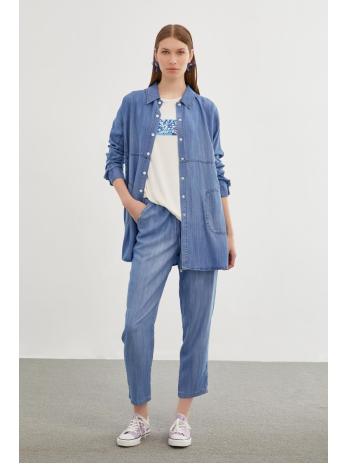 Chemise en jean bleu avec un sous-vetements