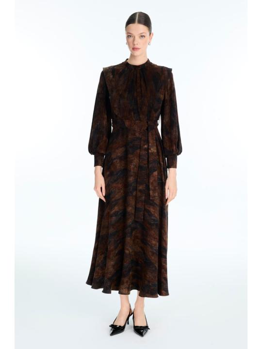 Robe brune ceinturée à motifs E-0516 Robe brune ceinturée à motifs E-0516