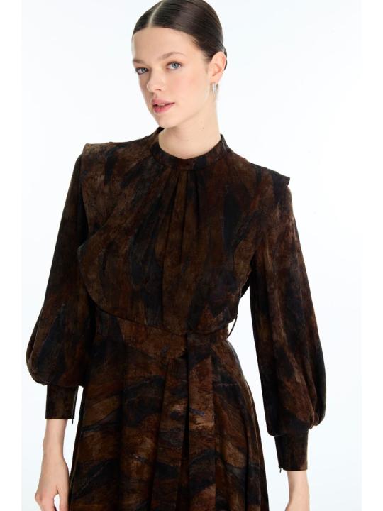 Robe brune ceinturée à motifs E-0516 Robe brune ceinturée à motifs E-0516