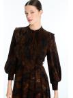 Robe brune ceinturée à motifs E-0516 Robe brune ceinturée à motifs E-0516