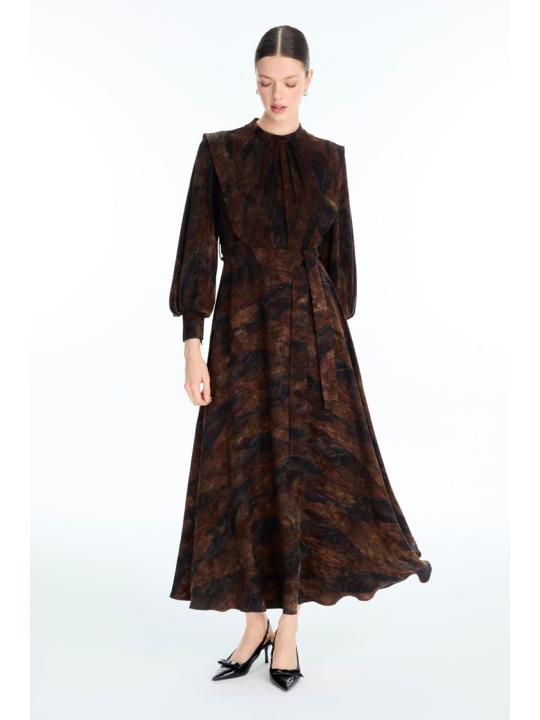 Robe brune ceinturée à motifs E-0516 Robe brune ceinturée à motifs E-0516