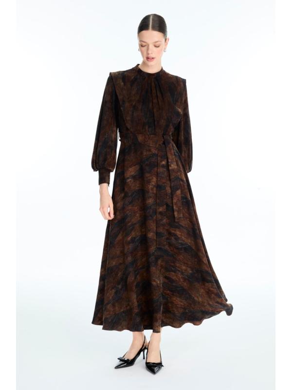 Robe brune ceinturée à motifs E-0516 Robe brune ceinturée à motifs E-0516