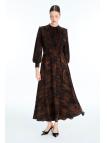 Robe brune ceinturée à motifs E-0516 Robe brune ceinturée à motifs E-0516