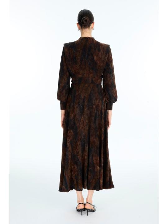 Robe brune ceinturée à motifs E-0516 Robe brune ceinturée à motifs E-0516