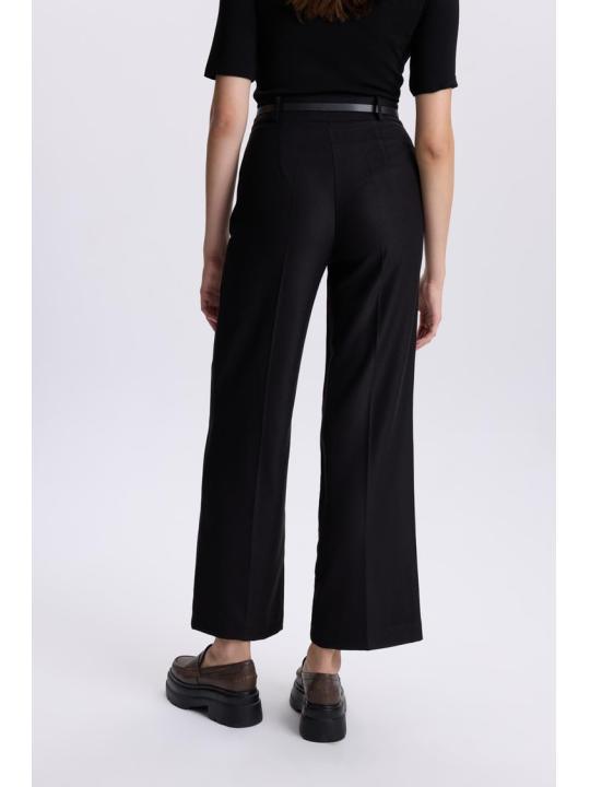 Pantalon avec détail de ceinture P-0210