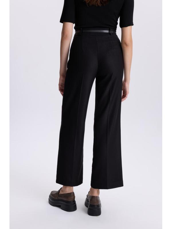 Pantalon avec détail de ceinture P-0210