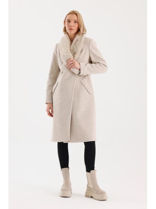 Manteau avec poches de col en fourrure Détails du manteau Cachet 13092  