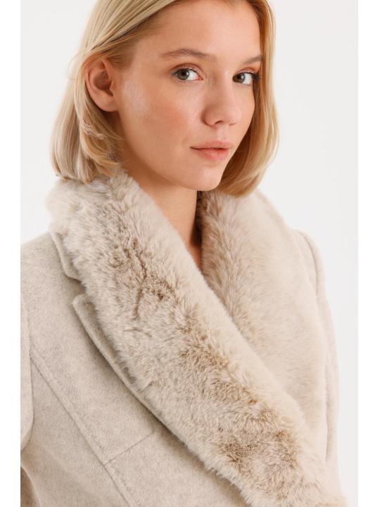 Manteau avec poches de col en fourrure Détails du manteau Cachet 13092  