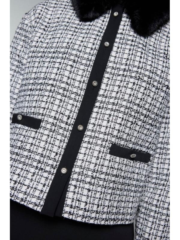 Costume double écru détaillé à col en fourrure et bouton TK-1201