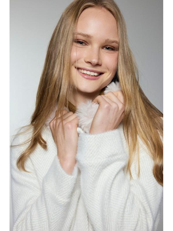 Cardigan HR-0033 à ceinture de fourrure détaillé en écru/or