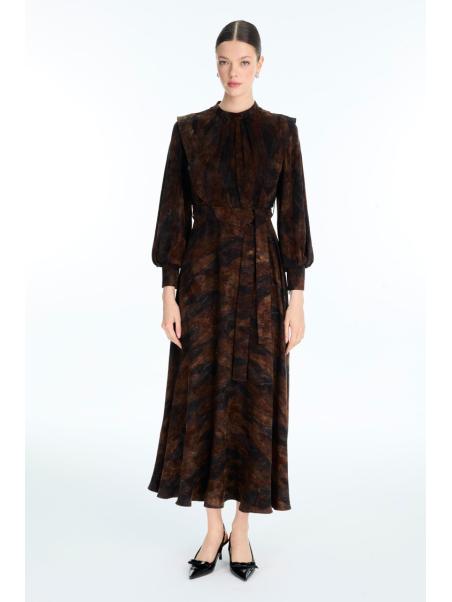 Robe brune ceinturée à motifs E-0516