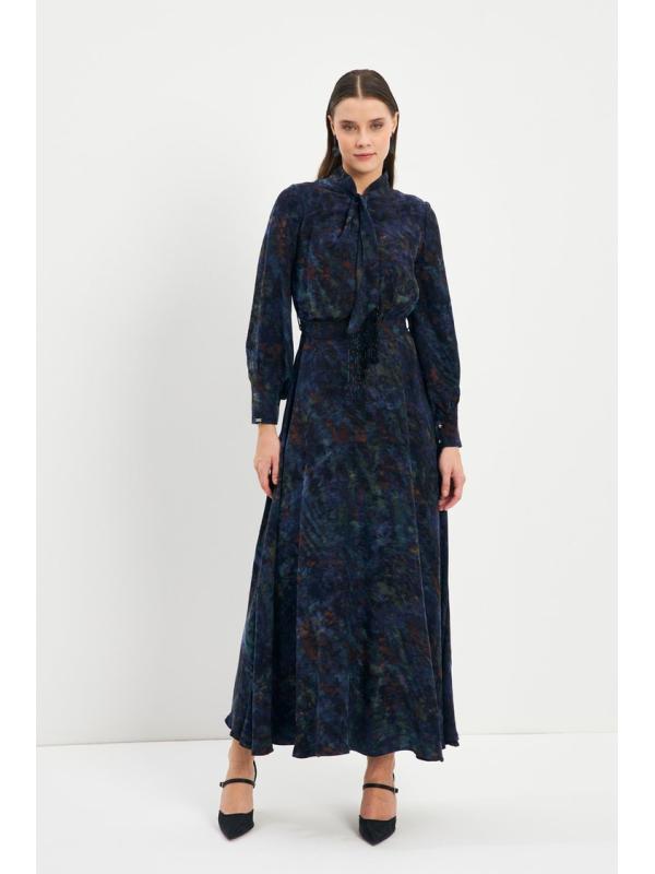 Robe longue bleu marine détaillée à col à motifs E-0444 