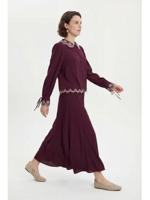 ensemble Costume bourgogne à col rond détaillé 1844 