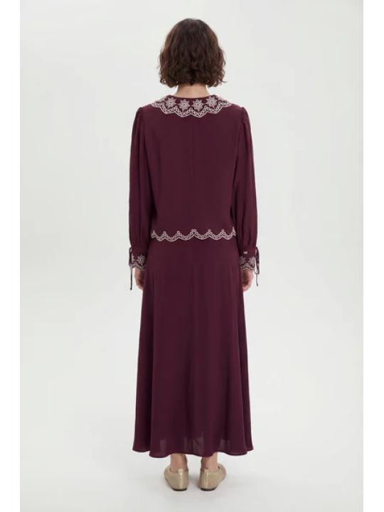 ensemble Costume bourgogne à col rond détaillé 1844 